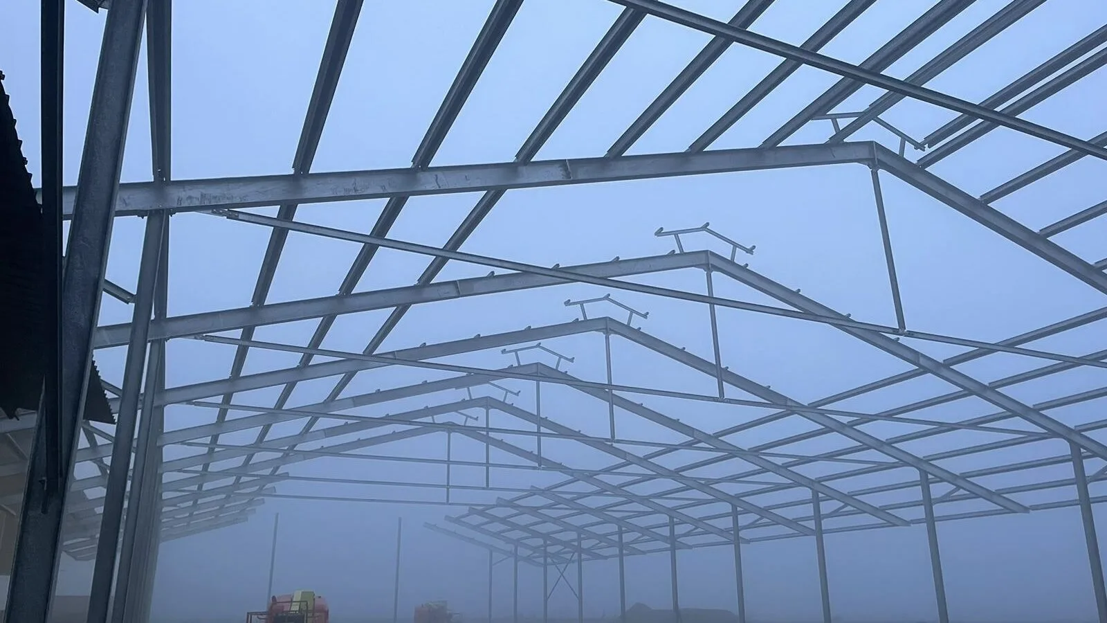 Cantiere moderno con struttura metallica e lavorazioni tecniche
